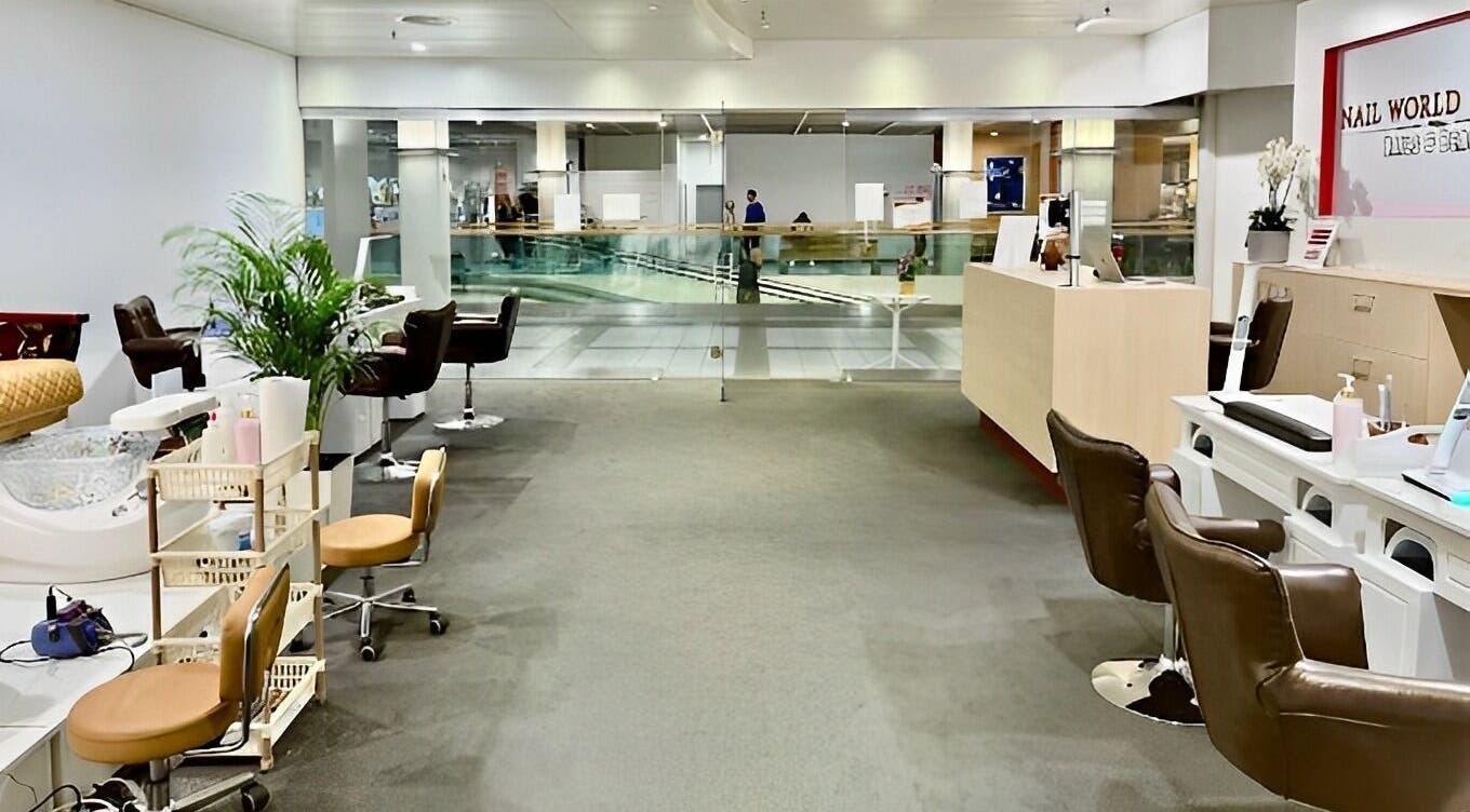 Spacious and elegant interior of Nail World Center Wetzikon in Wetzikon, Zürich, CH, showcasing modern nail stations.