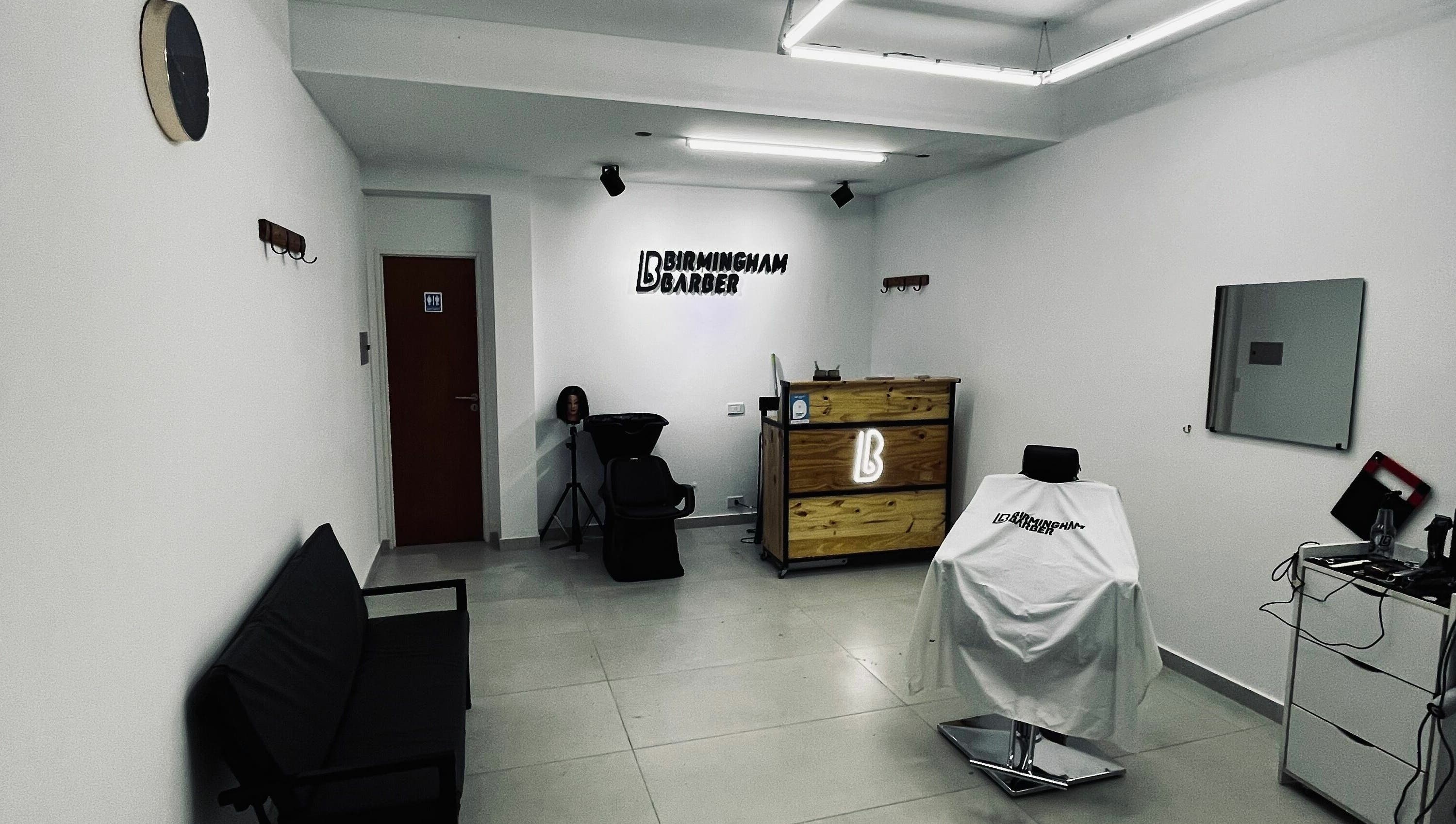 Interior de Birmingham Barber - San Luis 2632 en Rosario, Santa Fe, AR, destacando su elegante diseño.
