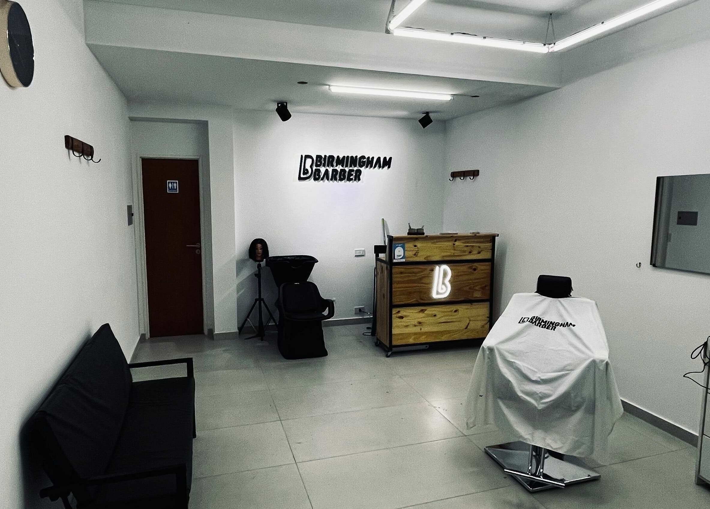 Interior de Birmingham Barber - San Luis 2632 en Rosario, Santa Fe, AR, destacando su elegante diseño.