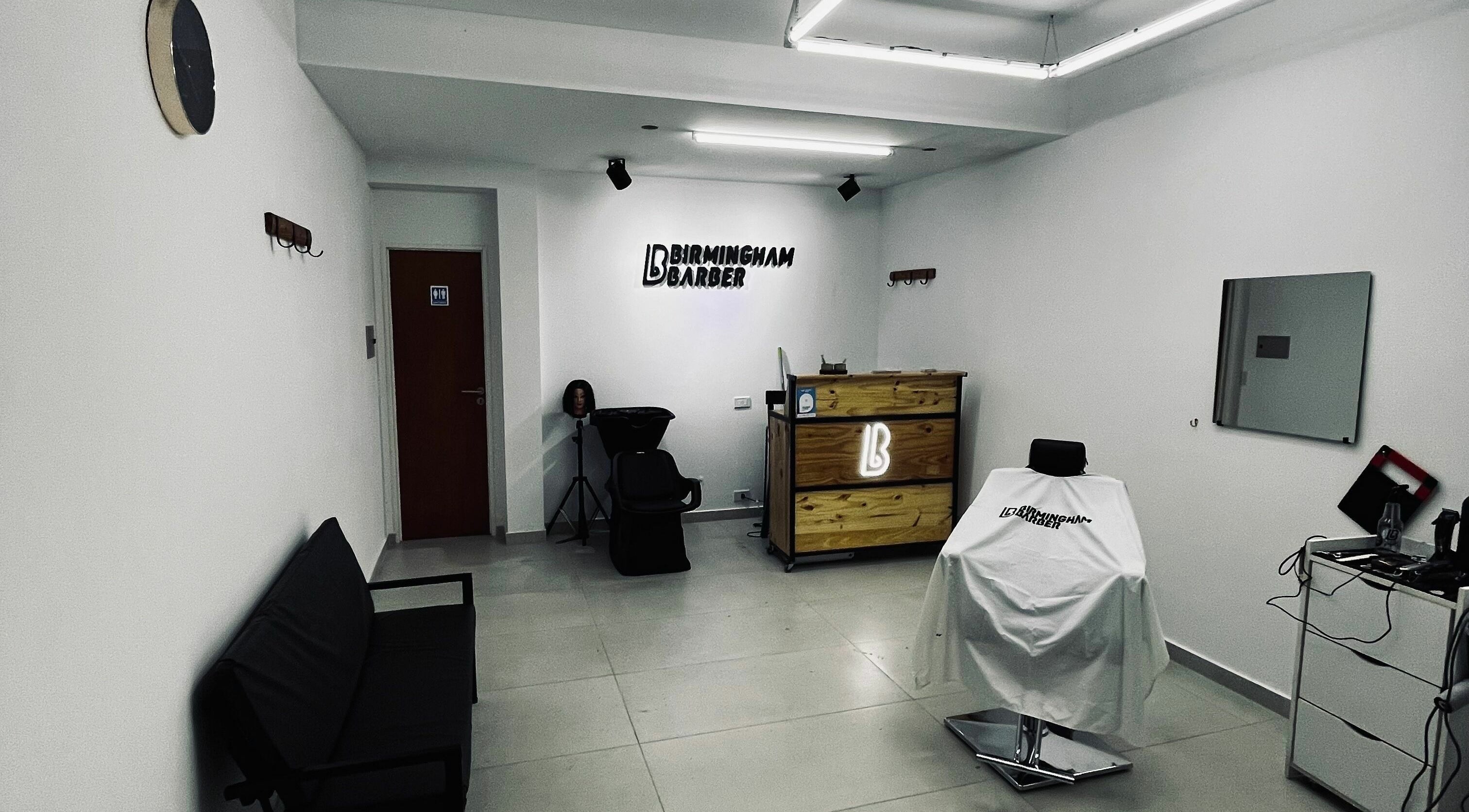 Interior de Birmingham Barber - San Luis 2632 en Rosario, Santa Fe, AR, destacando su elegante diseño.