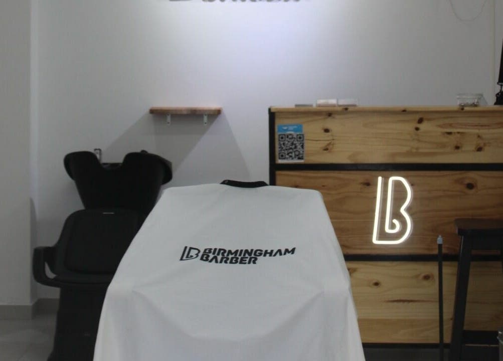 Interior moderno de Birmingham Barber - San Luis 2632 en Rosario, Santa Fe, AR, mostrando sillas y decoración.