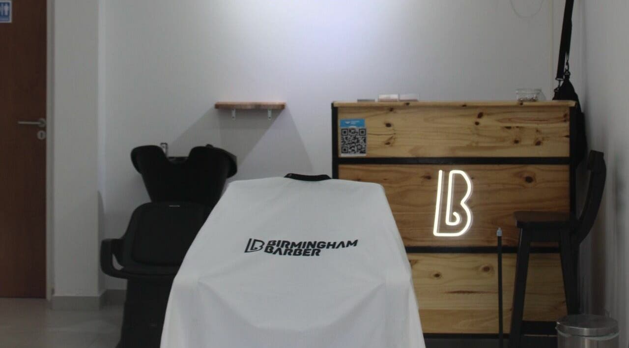 Interior moderno de Birmingham Barber - San Luis 2632 en Rosario, Santa Fe, AR, mostrando sillas y decoración.