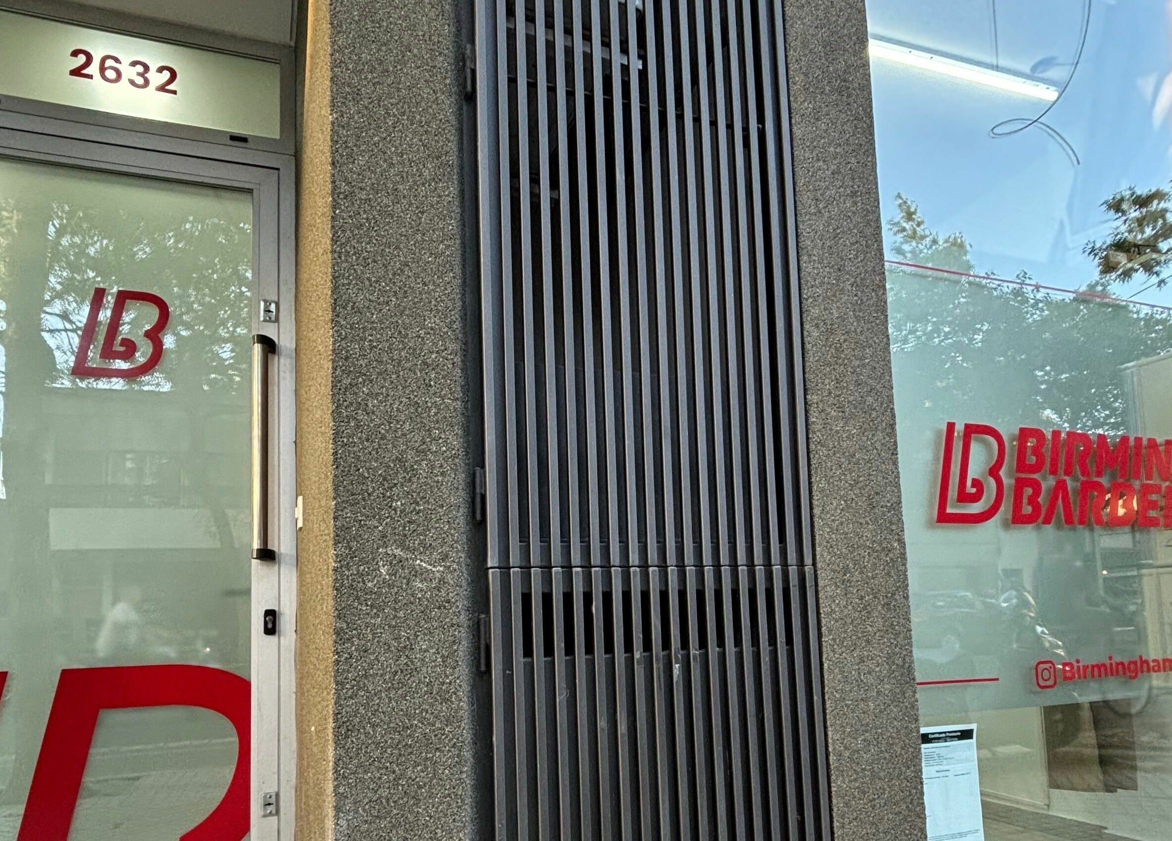 Entrada moderna de Birmingham Barber - San Luis 2632 en Rosario, Santa Fe, AR.