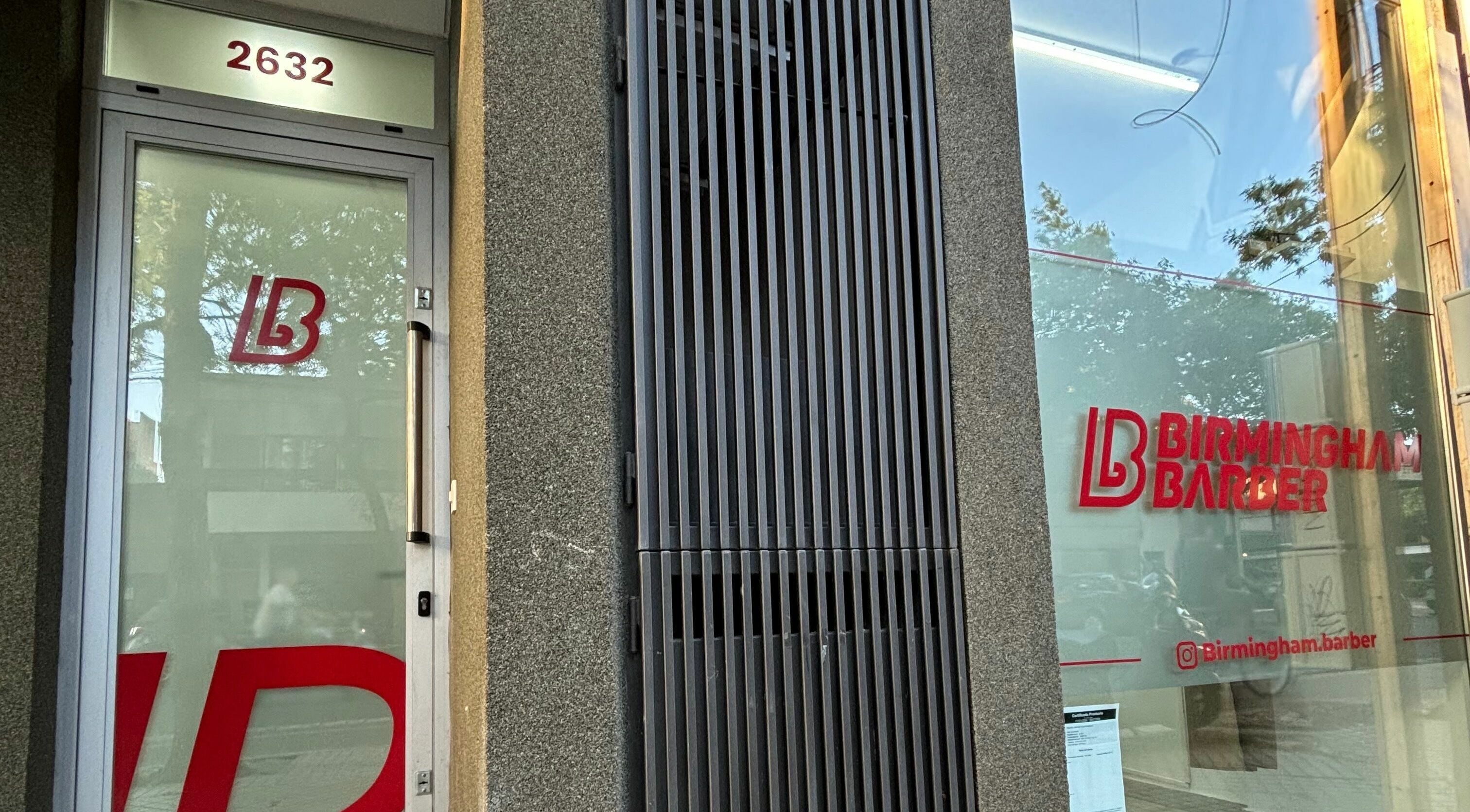 Entrada moderna de Birmingham Barber - San Luis 2632 en Rosario, Santa Fe, AR.