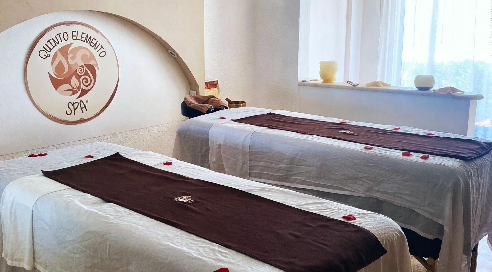 Camas de masaje en Quinto Elemento Spa - VR Club Riviera Maya, Tulum, Quintana Roo, MX, decoradas con pétalos.