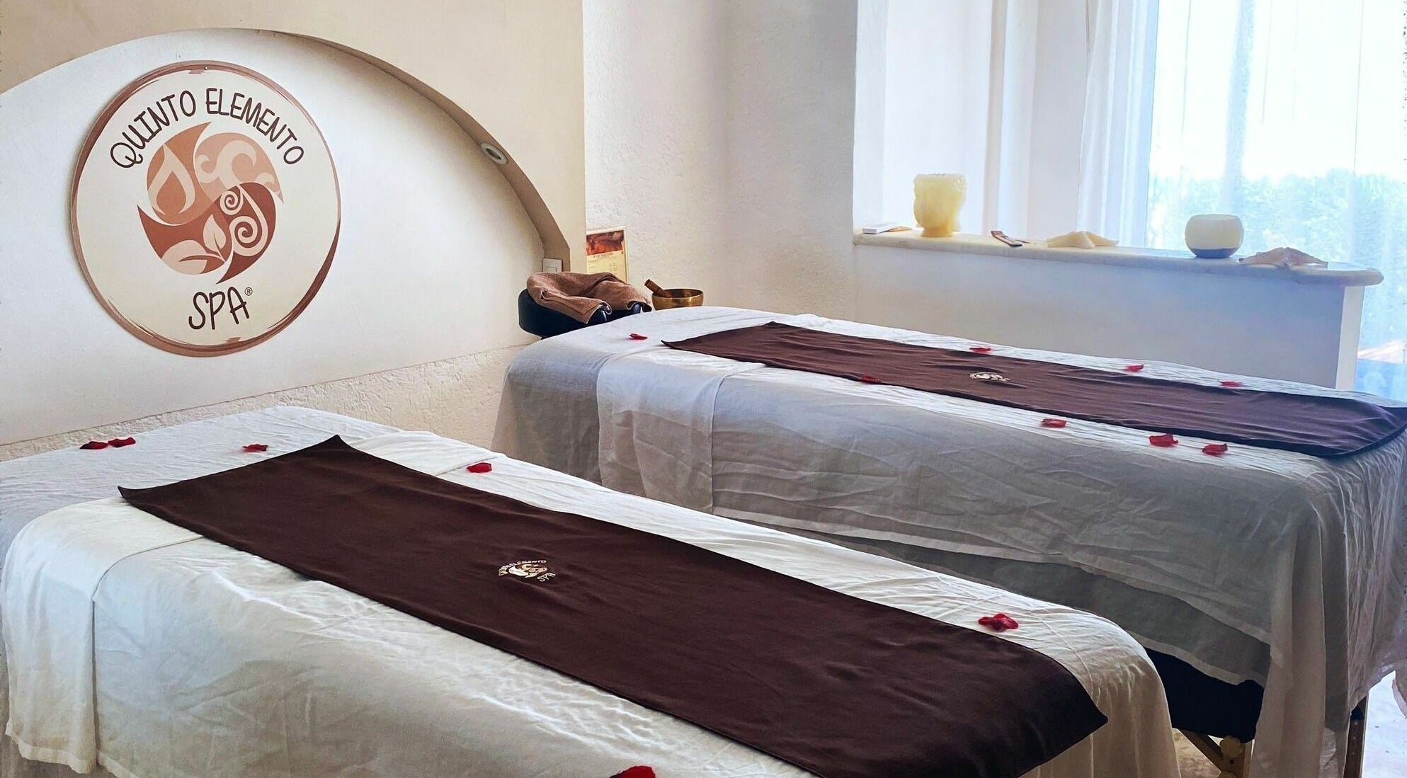 Camas de masaje en Quinto Elemento Spa - VR Club Riviera Maya, Tulum, Quintana Roo, MX, decoradas con pétalos.