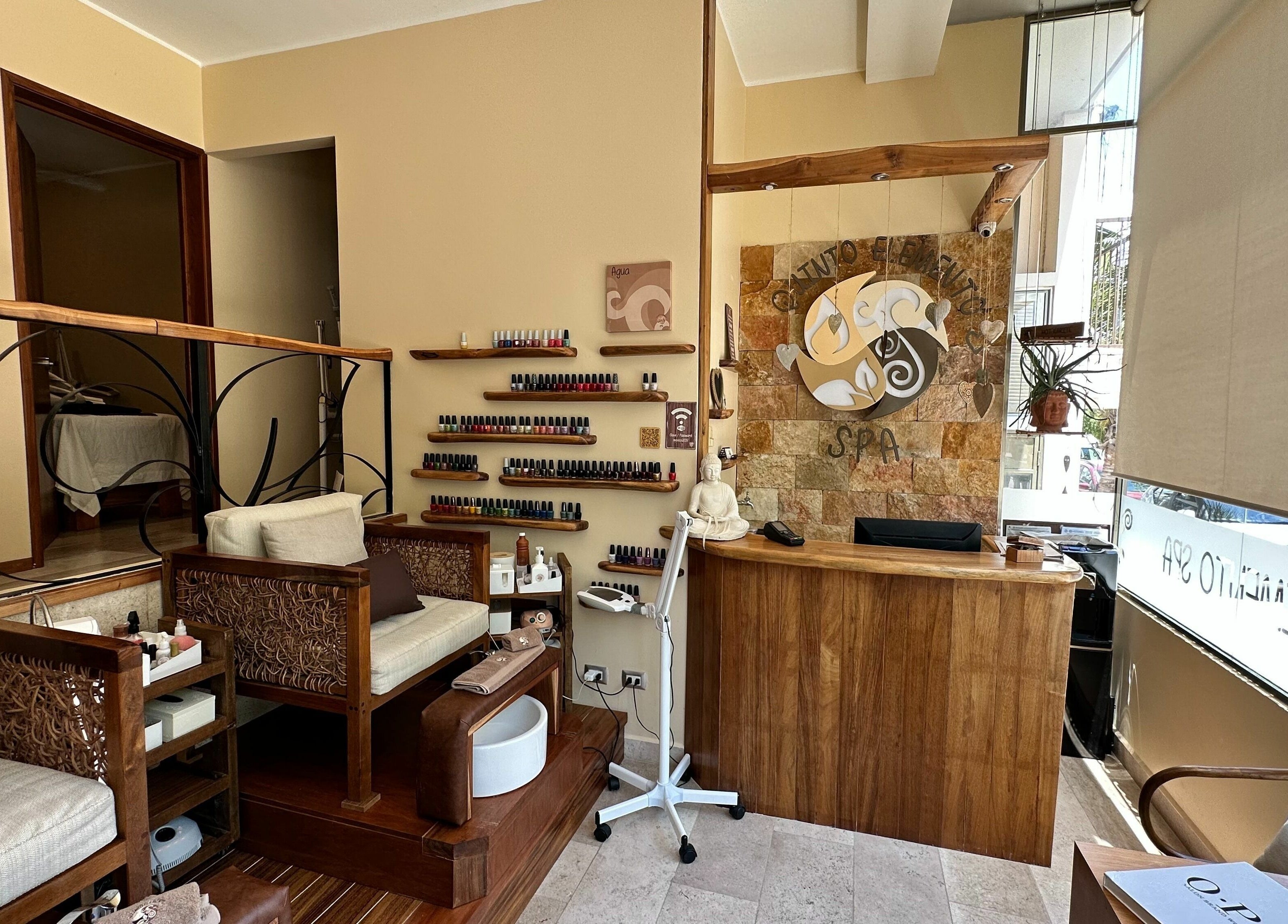 Interior acogedor de Quinto Elemento Spa - Playa del Carmen, Quintana Roo, MX con sillones y esmaltes.