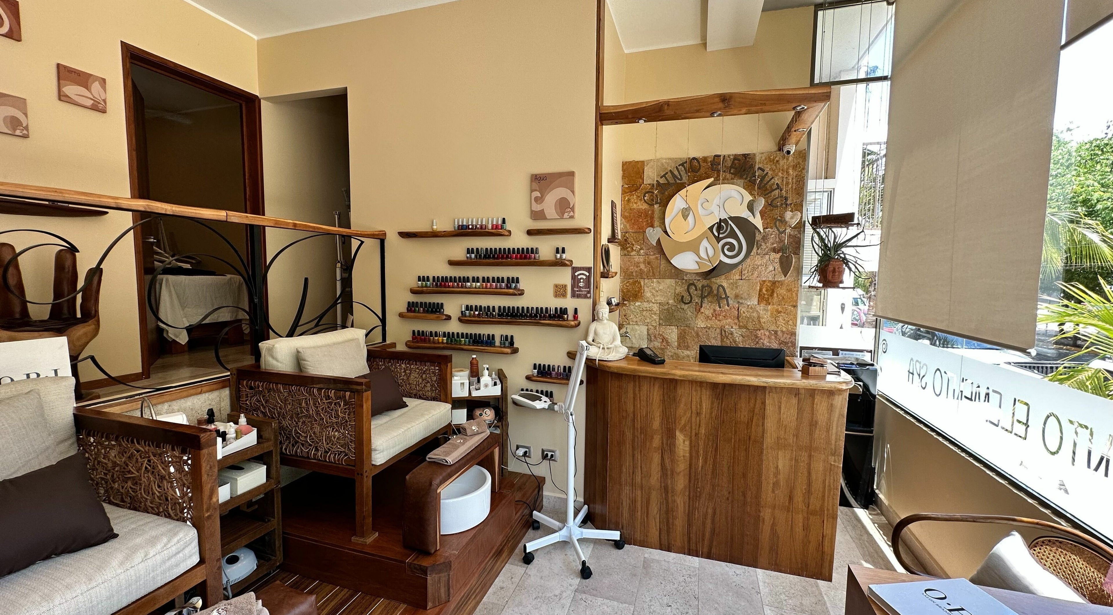 Interior acogedor de Quinto Elemento Spa - Playa del Carmen, Quintana Roo, MX con sillones y esmaltes.