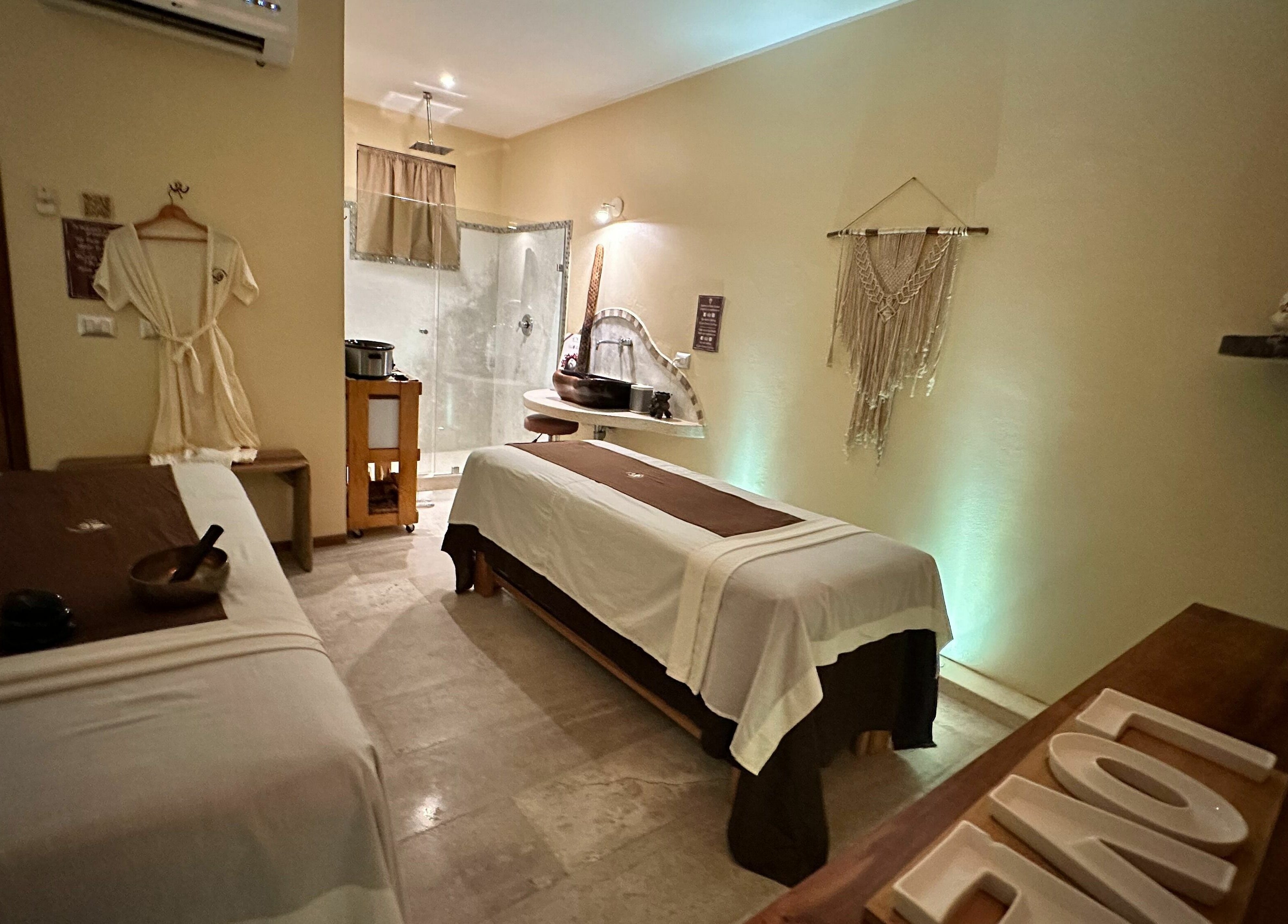 Sala de masajes en Quinto Elemento Spa - Playa del Carmen, Quintana Roo, MX, con ambiente relajante.