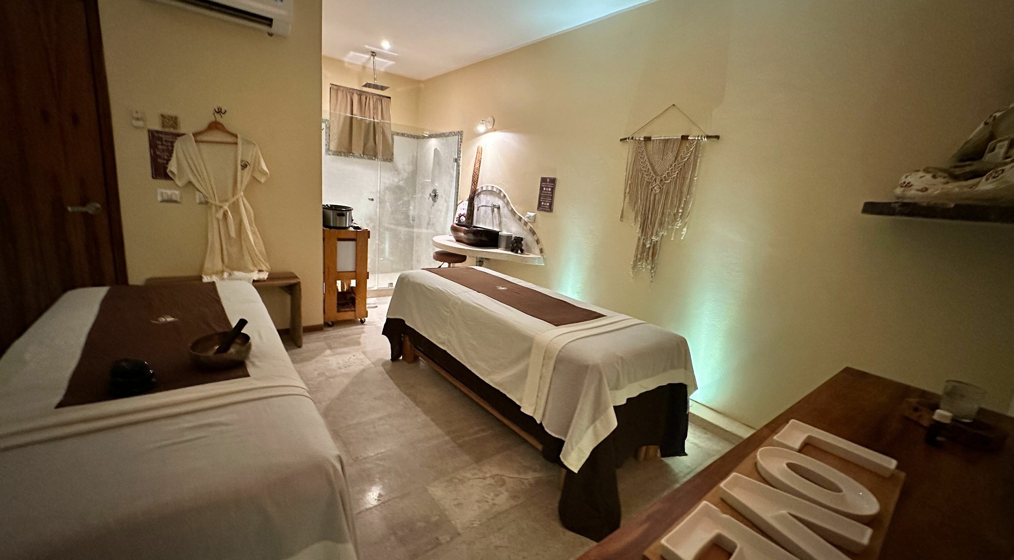Sala de masajes en Quinto Elemento Spa - Playa del Carmen, Quintana Roo, MX, con ambiente relajante.