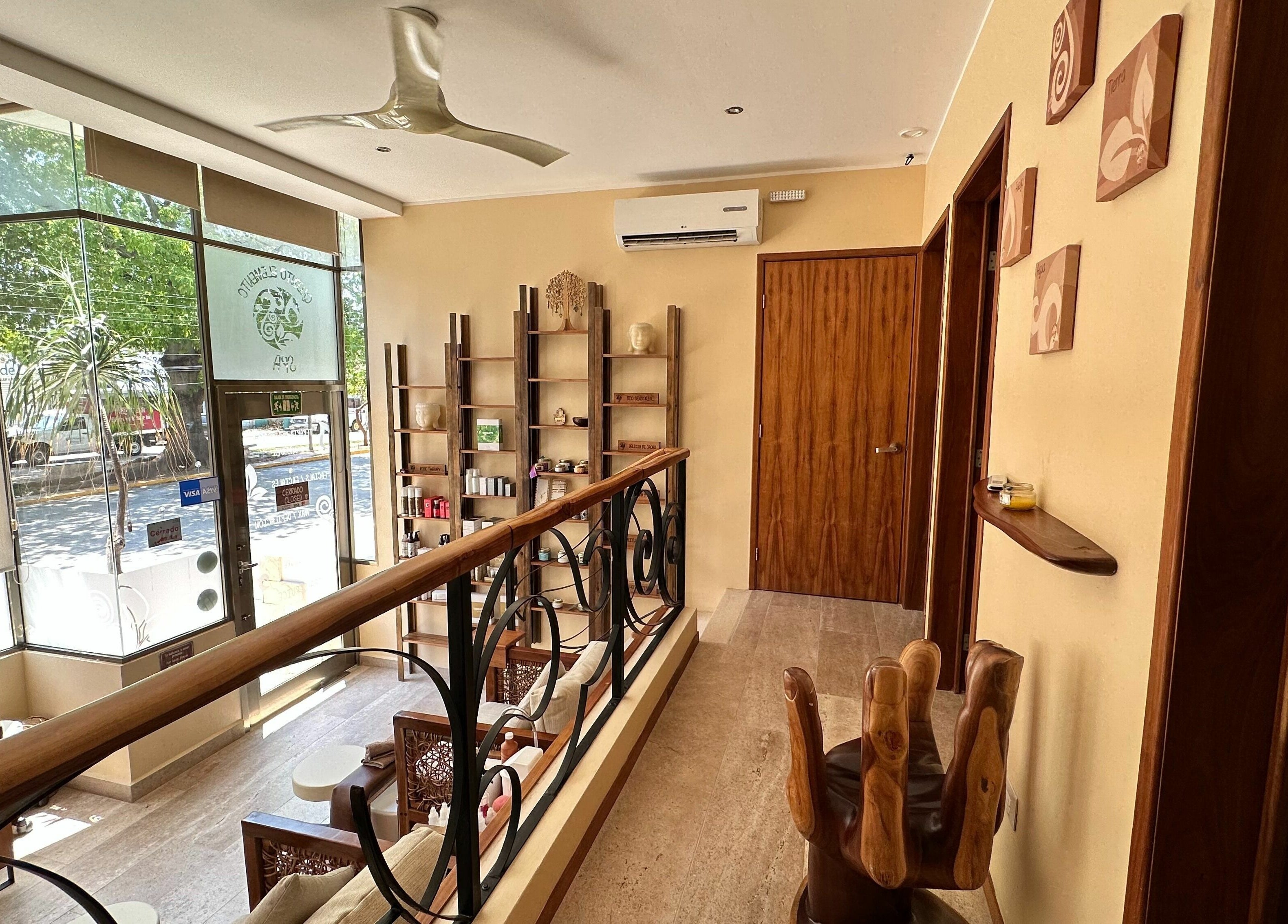 Interior acogedor de Quinto Elemento Spa - Playa del Carmen, Playa Del Carmen, Quintana Roo, MX, con decoración elegante.