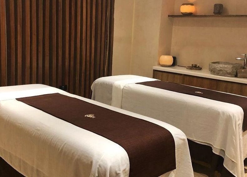 Sala de masaje en Quinto Elemento Spa - Tulum con dos camillas en Tulum, Quintana Roo, MX.