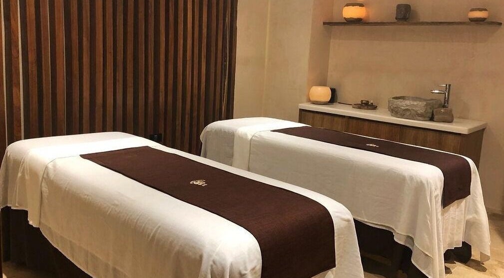Sala de masaje en Quinto Elemento Spa - Tulum con dos camillas en Tulum, Quintana Roo, MX.