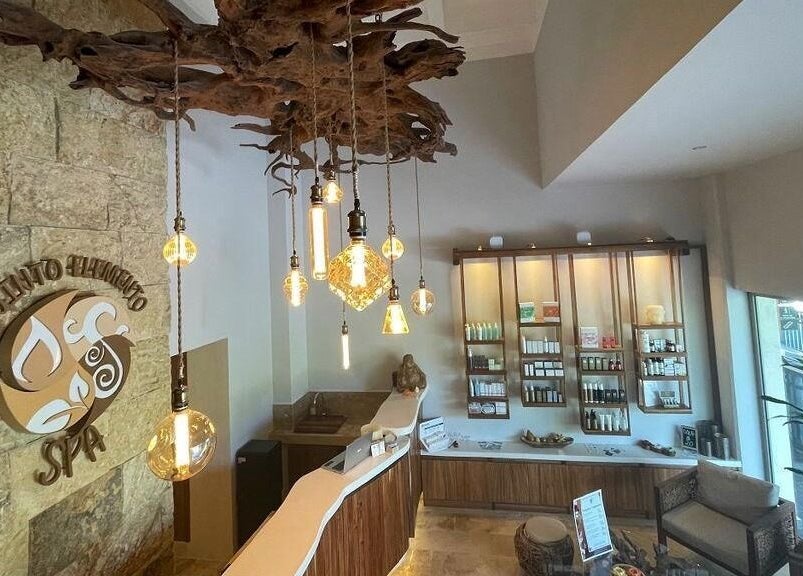 Recepción elegante en Quinto Elemento Spa - Tulum, Quintana Roo, MX, con decoración natural y moderna.