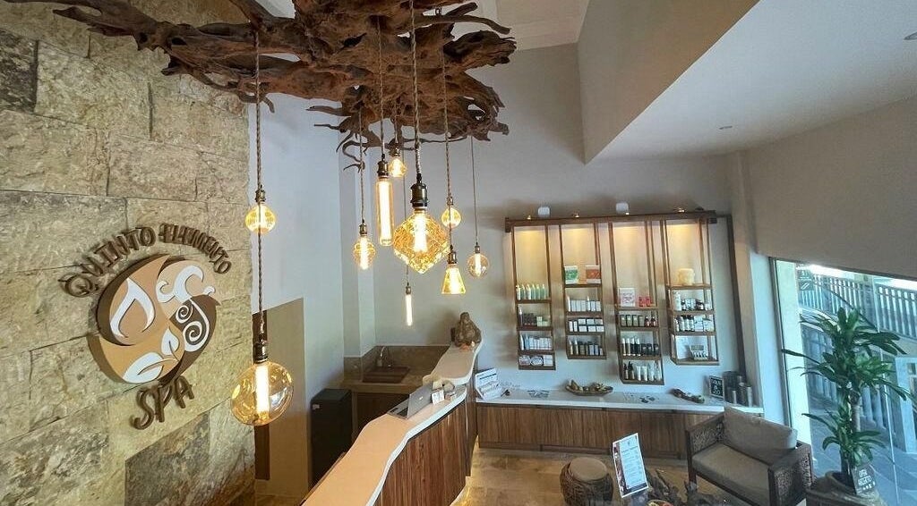 Recepción elegante en Quinto Elemento Spa - Tulum, Quintana Roo, MX, con decoración natural y moderna.