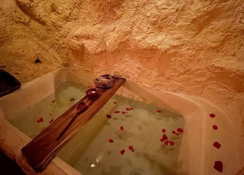 Baño de piedras y pétalos en Quinto Elemento Spa - Tulum, Quintana Roo, MX, notable por su ambiente natural.