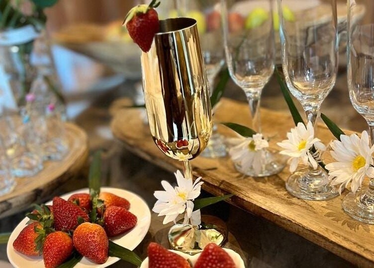 Disfruta de fresas y copas elegantes en Quinto Elemento Spa - Tulum, Tulum, Quintana Roo, MX.