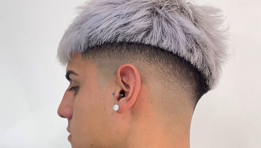 Corte de pelo moderno en Coco's BarberStudio, Villa Lynch, Provincia De Buenos Aires, AR.