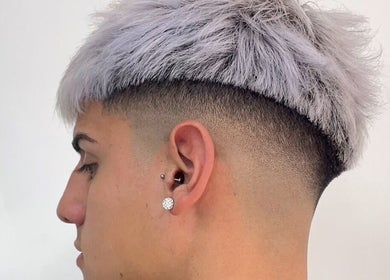 Corte de pelo moderno en Coco's BarberStudio, Villa Lynch, Provincia De Buenos Aires, AR.