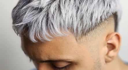 Corte de cabello moderno en Coco's BarberStudio, Villa Lynch, Provincia De Buenos Aires, AR.