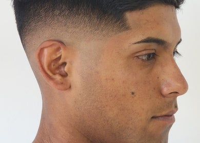 Corte de cabello estilo degradado en Coco's BarberStudio, Villa Lynch, Provincia De Buenos Aires, AR.
