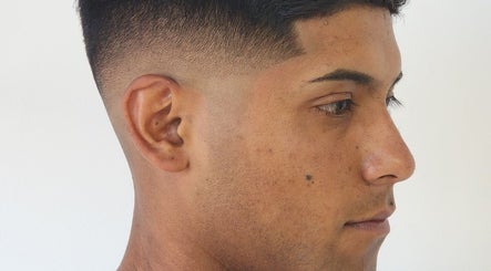 Corte de cabello estilo degradado en Coco's BarberStudio, Villa Lynch, Provincia De Buenos Aires, AR.