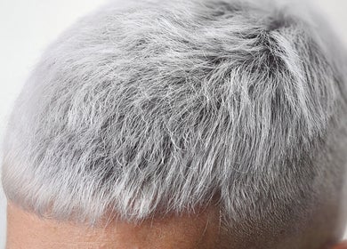 Corte de cabello gris moderno en Coco's BarberStudio, Villa Lynch, Provincia De Buenos Aires, AR.
