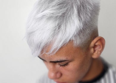 Corte moderno de cabello plateado en Coco's BarberStudio, Villa Lynch, Provincia De Buenos Aires, AR.