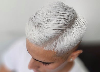 Corte de cabello blanco moderno en Coco's BarberStudio, Villa Lynch, Provincia De Buenos Aires, AR.