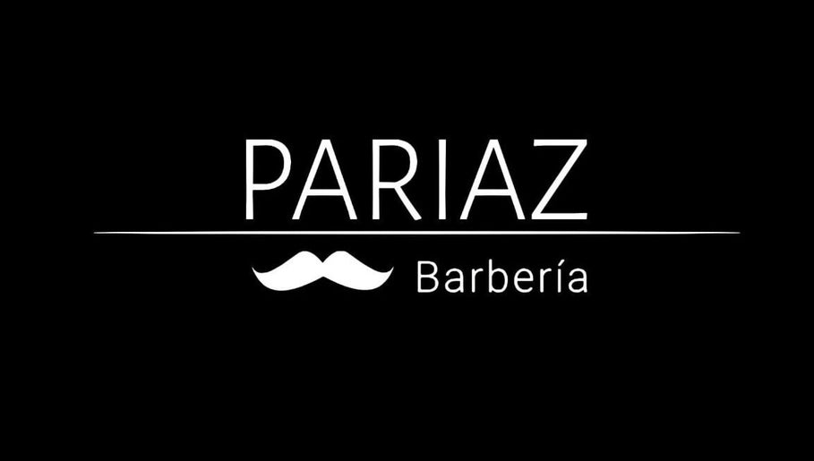 Logotipo elegante de Pariaz Barbería ARANJUEZ en Medellín, Antioquia, CO sobre fondo negro.
