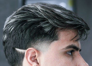 Elegante corte de cabello masculino en Pariaz Barbería BELÉN, Medellín, Antioquia, CO.