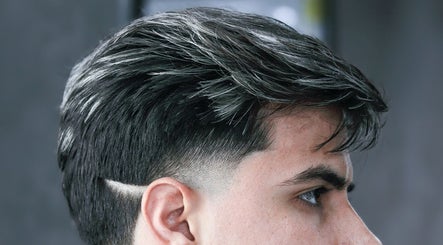 Elegante corte de cabello masculino en Pariaz Barbería BELÉN, Medellín, Antioquia, CO.
