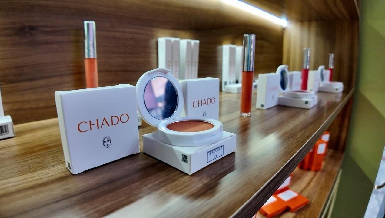 مجموعة من مستحضرات التجميل تعرض في يارا نيلز آند بيوتي سالون في دبي, دبي, AE.