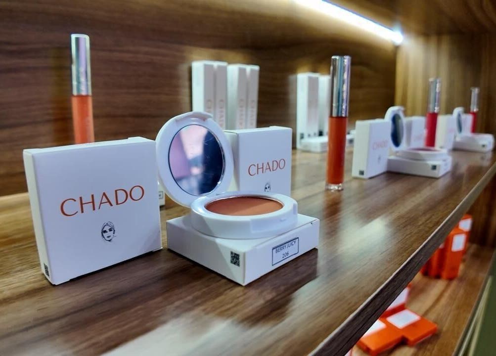 مجموعة من مستحضرات التجميل تعرض في يارا نيلز آند بيوتي سالون في دبي, دبي, AE.