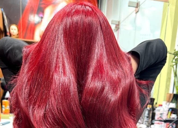 شعر أحمر لامع في صالون يارا للأظافر والجمال، دبي، دبي، AE