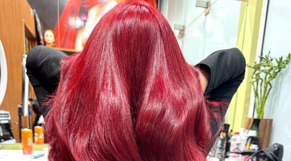 شعر أحمر لامع في صالون يارا للأظافر والجمال، دبي، دبي، AE