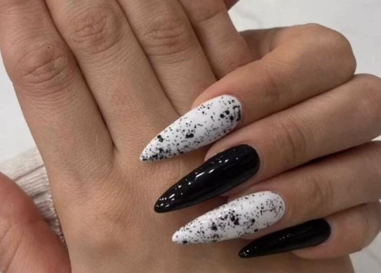 تصميم أظافر أنيق في Yara Nails & Beauty Salon، دبي، دبي، AE باللونين الأبيض والأسود.