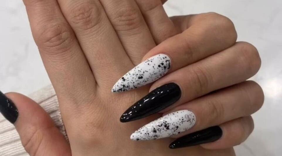 تصميم أظافر أنيق في Yara Nails & Beauty Salon، دبي، دبي، AE باللونين الأبيض والأسود.