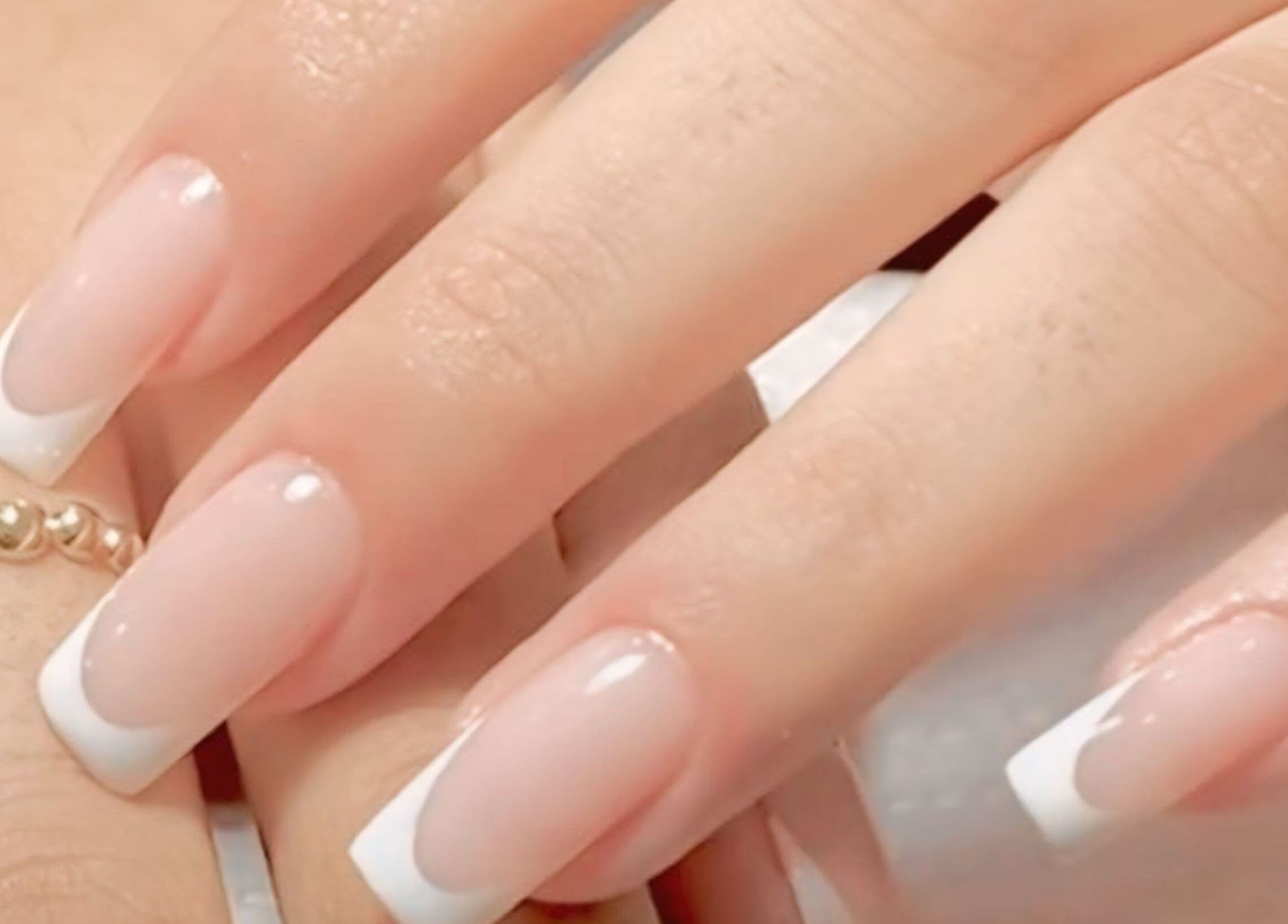 أظافر مانيكير فرنسي في صالون يارا للأظافر والتجميل، دبي، دبي، AE.