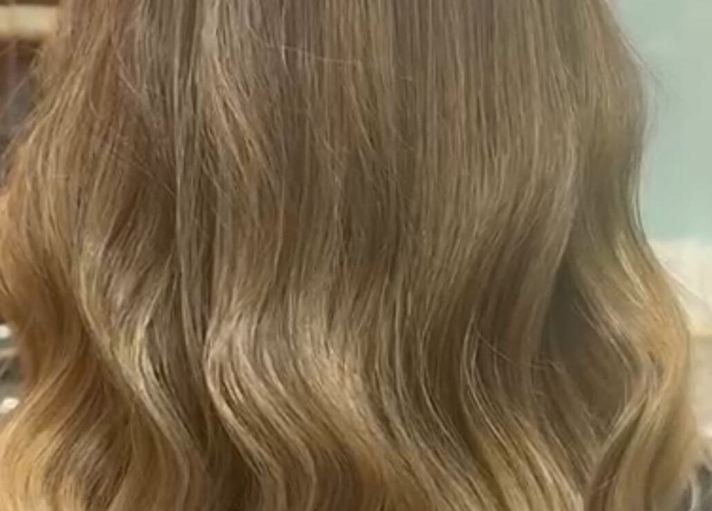 تسريحة شعر بموجات ذهبية في يارا نيلز & بيوتي صالون، دبي، دبي، AE