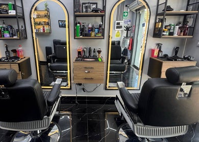 Interior elegante de Monarca Barberia - Miraflores en LIMA, Provincia De Lima, PE con sillas de barbería y espejos.