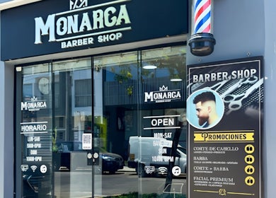 Vista de la entrada de Monarca Barberia en Miraflores, LIMA, Provincia De Lima, PE, destacando su letrero.
