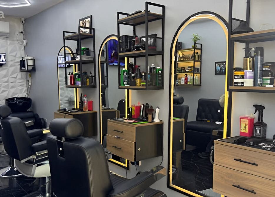 Interior moderno de Monarca Barberia - Miraflores en LIMA, Provincia De Lima, PE con estaciones de peluquería.