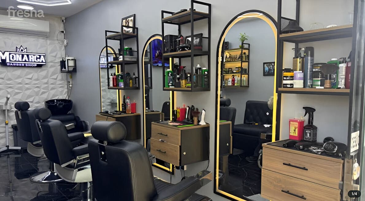 Interior moderno de Monarca Barberia - Miraflores en LIMA, Provincia De Lima, PE con estaciones de peluquería.