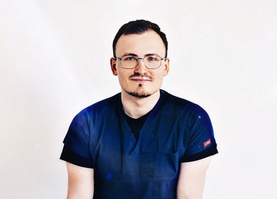 Masažai Terapija Kūnui specialistas Ginduliai, Klaipėdos Apskritis, LT su mėlyna prijuoste.