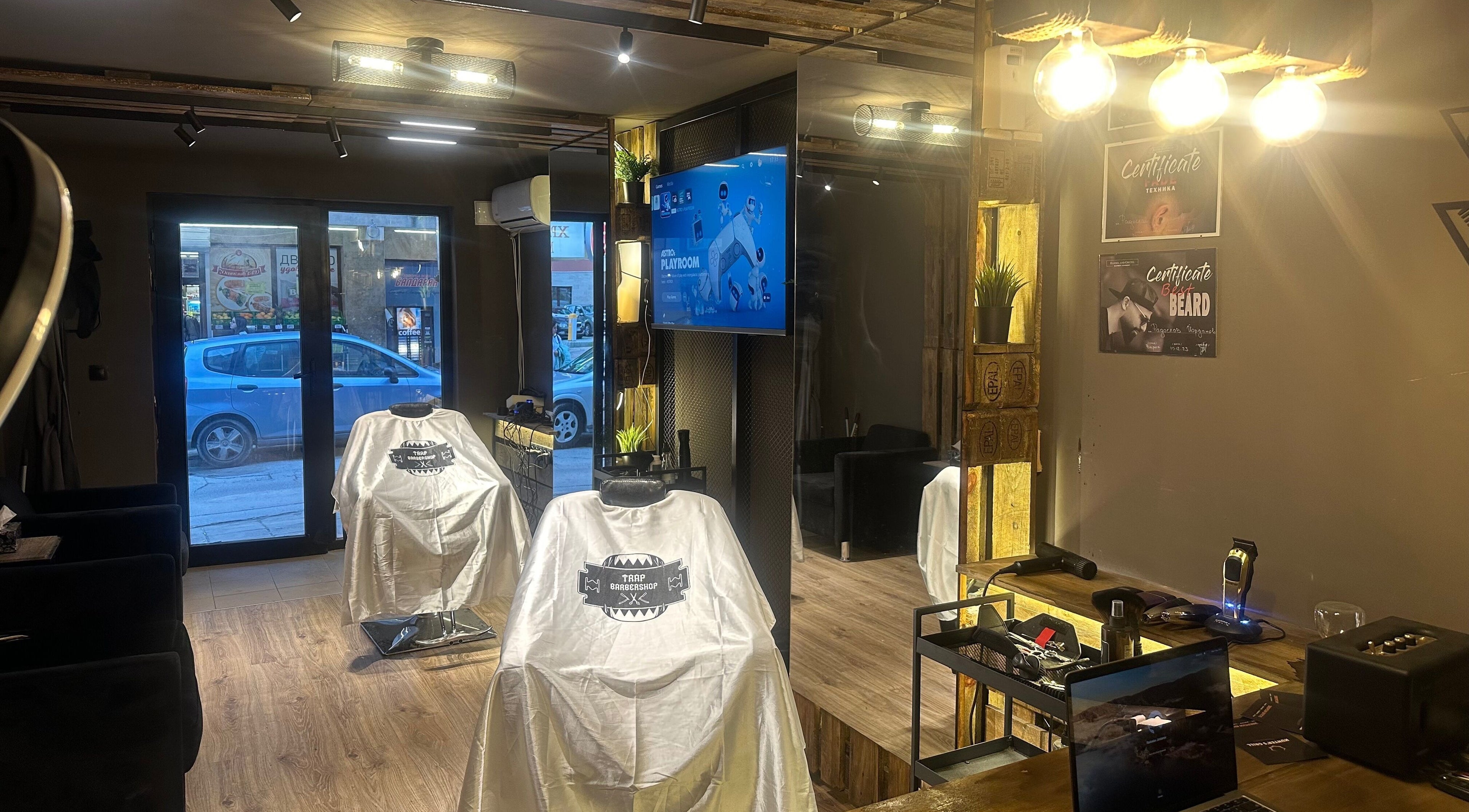 Интериор на Trap Barbershop във Варна, Варна, BG с модерно оборудване и уютна атмосфера.