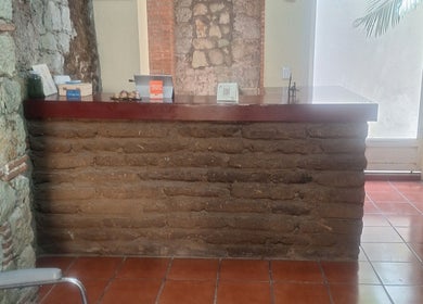 Mostrador de recepción en Spa María Sabina, Oaxaca De Juárez, Oaxaca, MX con diseño de piedra.