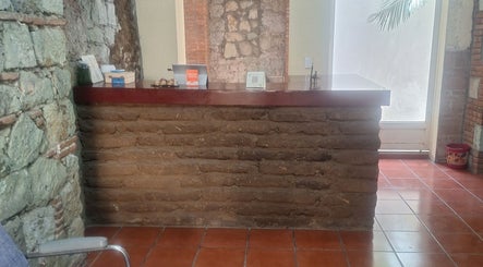 Mostrador de recepción en Spa María Sabina, Oaxaca De Juárez, Oaxaca, MX con diseño de piedra.