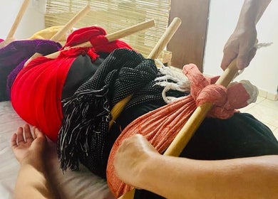 Masaje con rebozos en Spa María Sabina, Oaxaca De Juárez, Oaxaca, MX, destacando técnicas ancestrales.
