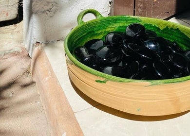 Piedras calientes en recipiente de barro en Spa María Sabina, Oaxaca De Juárez, Oaxaca, MX.